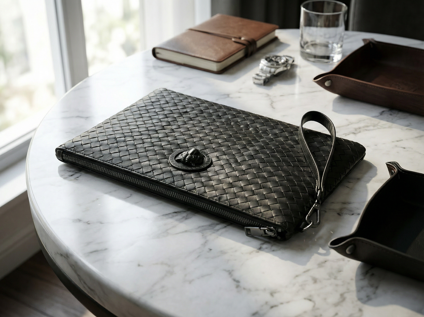 Pochette Homme en Cuir Tressé – Élégance Intemporelle