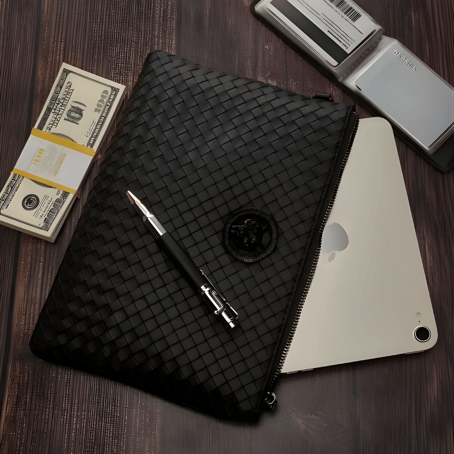 Pochette en Cuir Tressé pour Homme – Élégance & Praticité